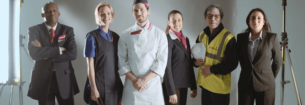 En grupp av medarbetare klädda i Sodexo-profilerade arbetskläder
